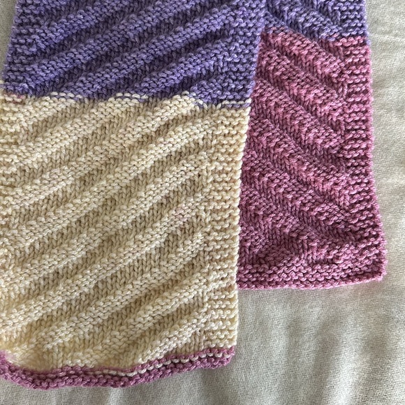 Hand-knit color block scarf in pink, purple and cream - Picture 3 of 3